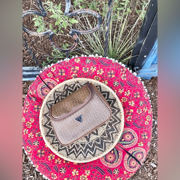 Guess Logo Zipper Top Open Make-Up Bag - Picture 3 of 9